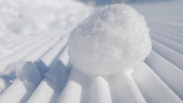 Salju berasal dari air yang membeku. Namun, kenapa warnanya jadi putih saat turun ke Bumi?