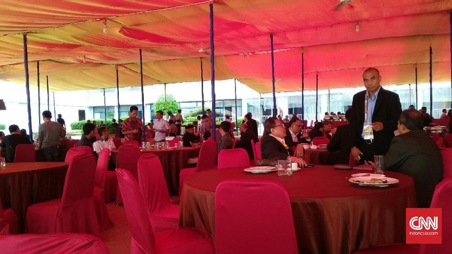 Tempat sarapan para peserta kongres PSSI berada di depan ruangan kongres Hotel Mercure Ancol, dan menggunakan tenda. Bukan di dalam ruangan ber-AC.
