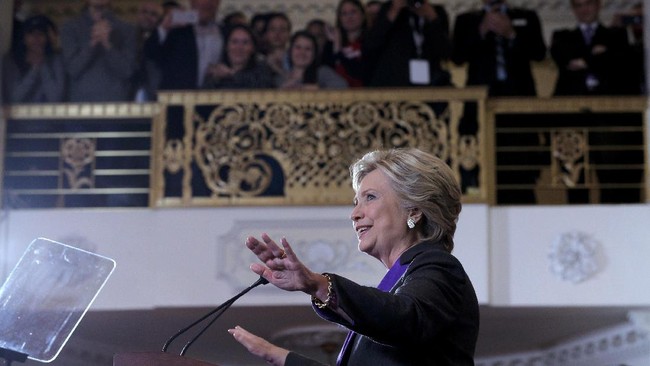 Di hadapan para pendukungnya, Hillary Clinton meminta kaum wanita di Amerika Serikat tetap bersemangat untuk dapat meraih kesempatan apapun.