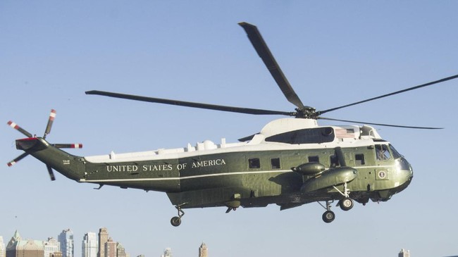 Helikopter militer Amerika Serikat (AS) jenis MH-60S jatuh di lepas pantai San Diego, AS, Selasa (31/8) waktu setempat.