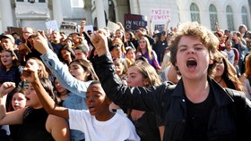 Ribuan Siswa di AS Bolos, Gelar Protes Anti-Trump