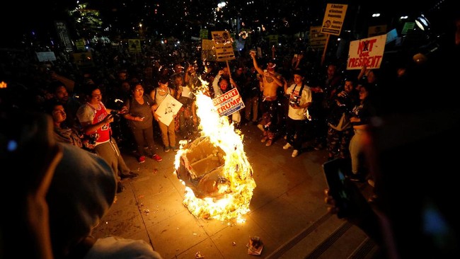 Empat orang ditahan dalam demo yang diluncurkan ribuan warga New York pada Rabu (9/11) malam, untuk menolak kemenangan Donald Trump sebagai presiden AS.