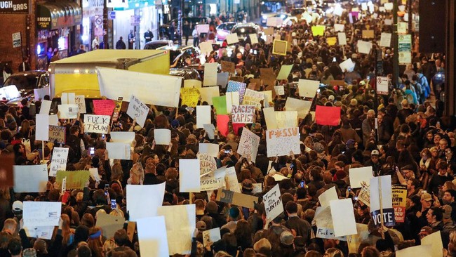 Ribuan warga di berbagai penjuru Amerika Serikat menggelar aksi unjuk rasa besar-besaran menolak kemenangan Donald Trump dalam pemilihan umum presiden.