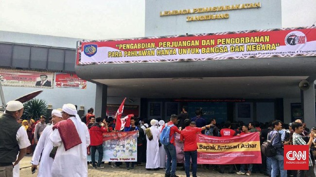 Puluhan orang menyambut kebebasan Antasari Azhar dari penjara. Selain keluarga, mahasiswa dan anggota pengajian ikut menunggu di luar penjara.