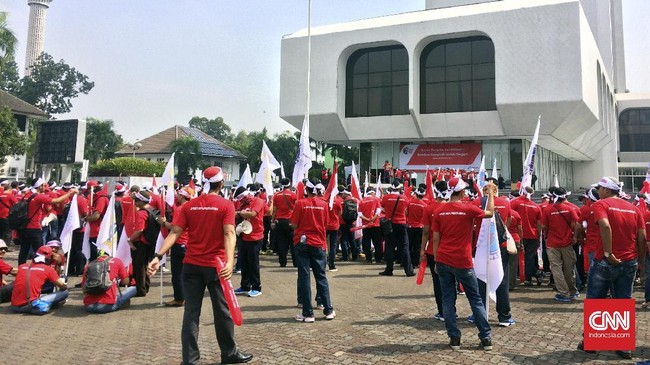 Pengembangan tenaga panas bumi membutuhkan dana dan kemampuan khusus. Sementara, PLN bukan perusahaan berbasis energi.