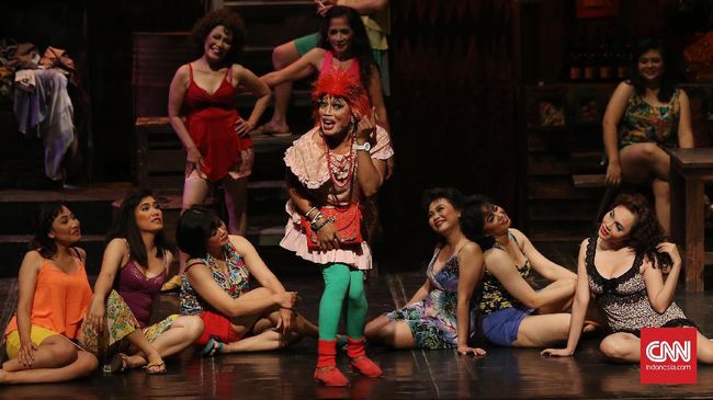 Teater Koma menghadirkan lagi pementasan 'Opera Kecoa' yang memotret hidup orang-orang pinggiran Jakarta. Menggugah dan membuat takjub.