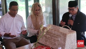 Anies Ziarah ke Makam Bung Hatta dan Ali Sadikin