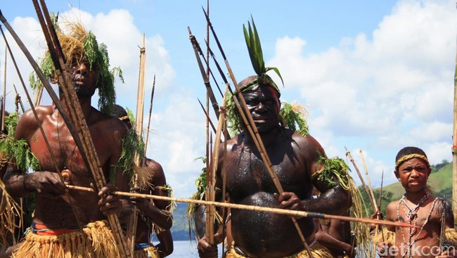 Di pedalaman Mamberamo Raya, Papua, masih terdapat suku yang hidup berburu dan meramu makanan dari hutan. Wilayah ini sangat menarik untuk studi etnoarkeologi.