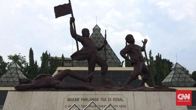 Di dalam Museum Sepuluh Nopember, dipamerkan beberapa barang peninggalan pertempuran besar melawan tentara sekutu pada 10 November 1945.