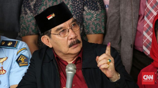 Antasari Azhar yang saat itu masih menjabat Ketua KPK dan dijadikan tersangka. Namun SBY sama sekali tidak pernah menyampaikan prihatin atas situasi itu.