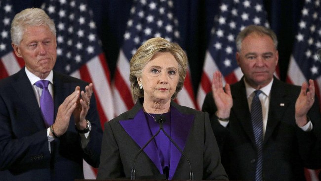 Hanya beberapa hari menjelang pilpres AS 8 November lalu, FBI kembali membuka penyelidikan skandal email Hillary Clinton saat menjabat sebagai menlu.