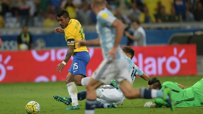 Brasil dan Uruguay saling jual beli serangan dalam pertandingan yang berlangsung di Montevideo. Paulinho mencetak gol spektakuler di babak pertama.