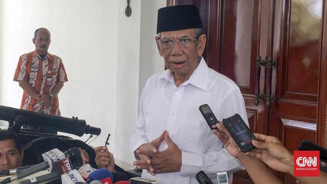 Anggota Dewan Pertimbangan Presiden Hasyim Muzadi menilai kasus penistaan agama sederhana namun dibuat ruwet sendiri oleh negara.