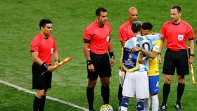 Alves dan Messi, Pemain Tersisa dari Brasil vs Argentina 2007