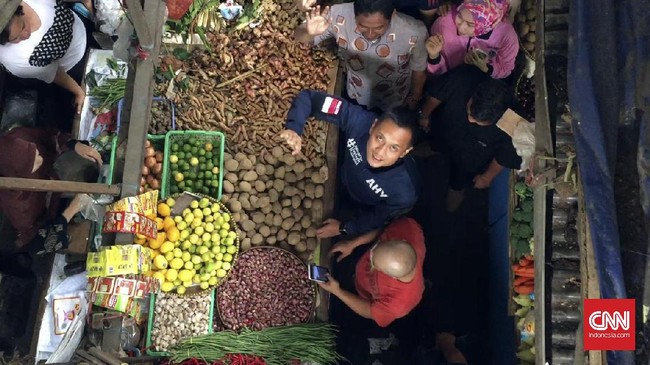 Agus membantah bantuan itu adalah program bagi-bagi uang karena bantuan bisa saja dalam bentuk kegiatan atau proyek kerja.