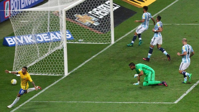 Brasil akan menghadapi Chile tanpa memandang kondisi Argentina yang sedang berada di ujung tanduk dalam kualifikasi Piala Dunia 2018.