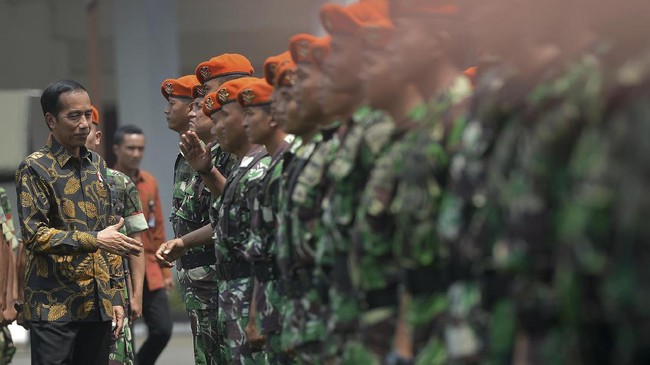 Panglima TNI Jenderal Gatot Nurmantyo menyebut implementasi dari desentralisasi kekuatan militer akan dimulai setelah Presiden Jokowi menyetujui perencanaannya.