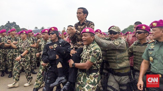 Jokowi ingin menyampaikan pesan, ia memiliki kekuasaan penuh atas TNI dan Polri, tak ada pihak lain yang bisa menggunakannya untuk kepentingan pribadi.