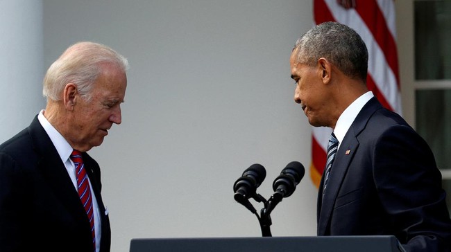 Satu hari setelah diundang oleh Presiden Barack Obama, Donald Trump mendatangi Gedung Putih didampingi Melania dan Wakil Presiden terpilih Mike Pence.