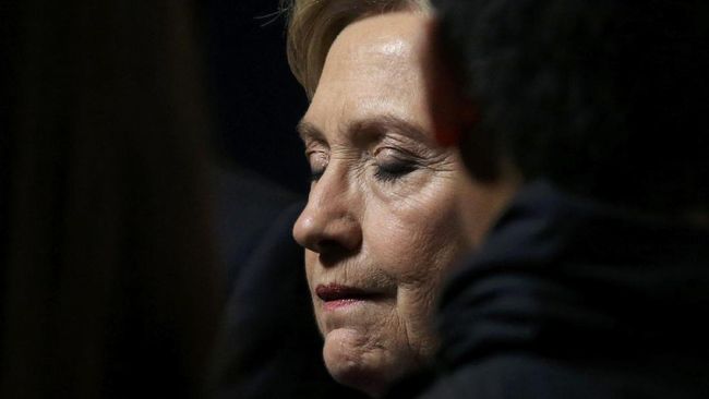 Hillary tidak berusaha menenangkan dirinya dengan berdiam diri di dalam rumah. Dia punya cara lain untuk menenangkan hati dan pikirannya.