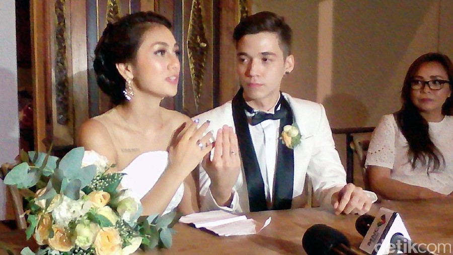 Stefan William dan Celine Evangelista usai resepsi pernikahan
