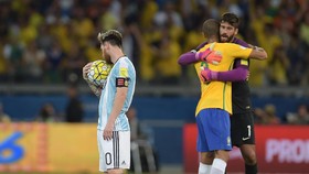 Alisson Tak Mau Disebut Sebagai Penakluk Messi