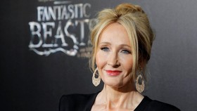 JK Rowling Ternyata Ciptakan Dua Harry Potter di Dunia Sihir