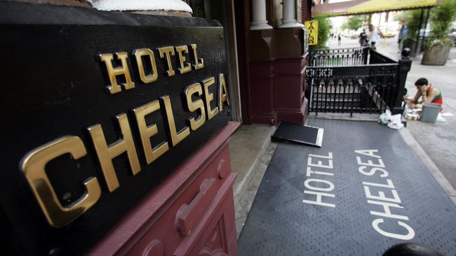 Sosok Leonard Cohen memang identik dengan Chelsea Hotel, yang menjadi inspirasi lagu Chelsea Hotel #2, pada 1974.