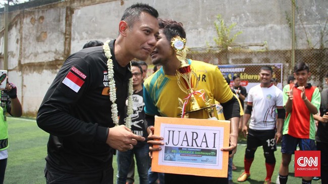 Menurut timses Agus-Sylviana, program bantuan Rp1 miliar per RW bukan politik uang karena dananya diambil dari APBD DKI, bukan dari kantong pribadi Agus.
