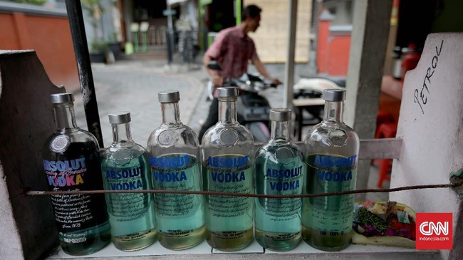 Harga BBM Pertalite tembus Rp50 ribu per liter di Sorong, Papua Barat. Kenaikan harga disebabkan oleh kelangkaan pasokan.