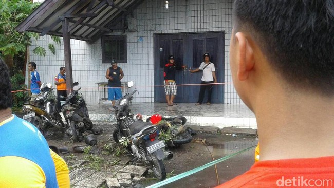 Polresta Samarinda bersama Polda Kaltim membawa sejumlah temuan di TKP pengeboman di Gereja Oikumene, Samarinda. Jaringan teror pelaku masih ditelusuri.