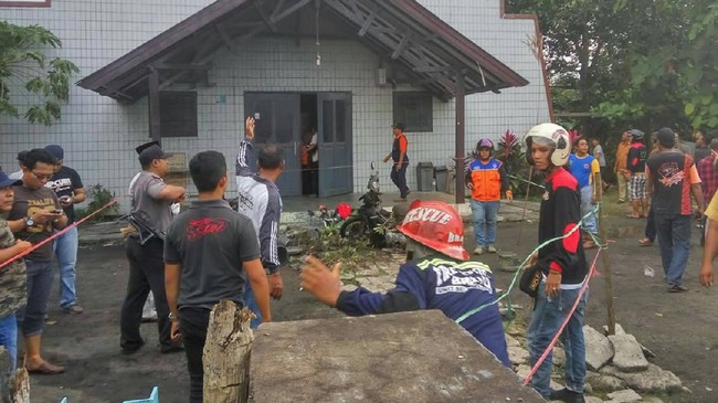 Juhanda jarang berkomunikasi dengan warga sekitar tempat tinggalnya. Namun ia cukup sering berinteraksi dengan orang-orang dari luar kampungnya.