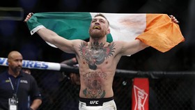 Rekor Penonton Holyfield vs Lennox Lewis Dipecahkan McGregor