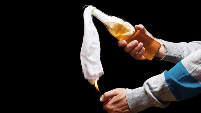 Orang Bertopeng Lempar Molotov,Kapal Ekspor Terbakar di Sumut Penjaga mengatakan ada 3 orang bertopeng melempar sesuatu macam bom molotov hingga kapal terbakar.