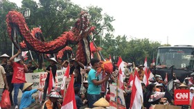 Naga dan Kendi Iringi Demo Petani Kendeng di Mahkamah Agung