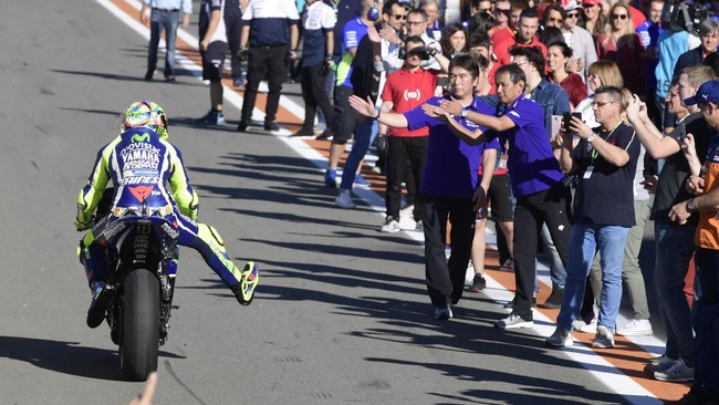 Valentino Rossi adalah target utama buruan penggemar MotoGP. Termasuk saat ia menendang perempuan yang mengadang laju motornya di paddock sirkuit Ricardo Tormo.
