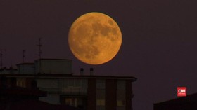 Supermoon Terangi Langit Spanyol