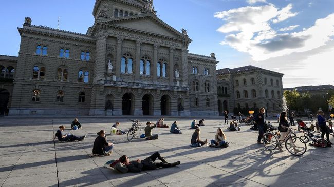 Swiss yang dikelilingi oleh pegunungan bersalju memang menjadi salah satu destinasi wisata musim dingin yang populer di Eropa.