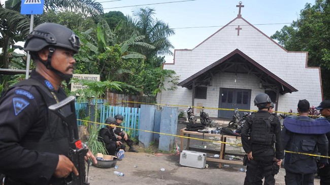 Mabes Polri menetapkan lima tersangka aksi teror di Gereja Oikumene, Samarinda. Salah seorang di antaranya diduga sebagai pelaku utama.