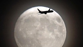 Tiket Pesawat 'ke Mana Saja' Nonton Supermoon Ludes 2,5 Menit