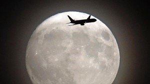 Tiket Pesawat 'ke Mana Saja' Nonton Supermoon Ludes 2,5 Menit