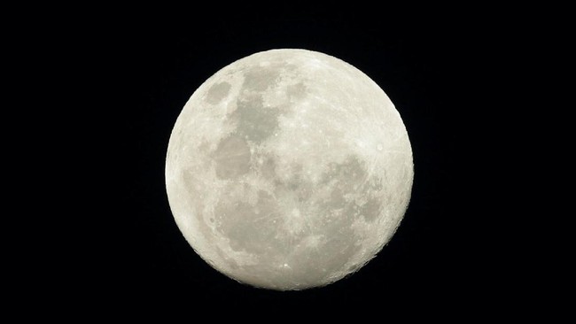 Tim ilmuwan di Amerika Serikat mengungkap usia Bulan yang ternyata lebih tua dari perkiraan sebelumnya.