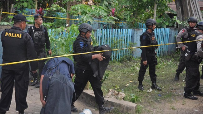 Menurut Kapolres Samarinda Kombes Pol Setyobudi Dwiputro, pelaku yang mengenakan kaos bertuliskan 