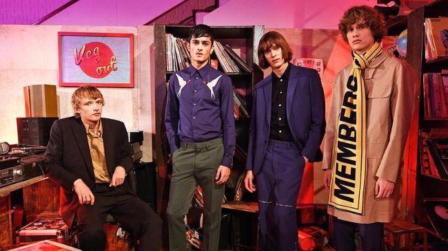 Sosok sang ayah beserta grup bandnya menjadi inspirasi terbesar Stella dalam mendesain koleksi terbarunya. Fashion show pun diadakan di studio Abbey Road.