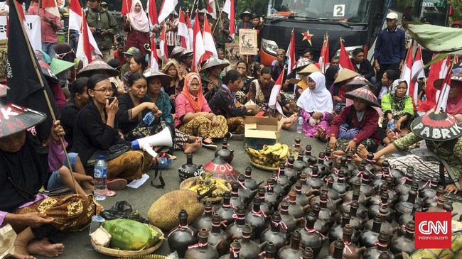 Para petani di Pegunungan Kendeng telah dua kali mengirim surat kepada Megawati Soekarnoputri, namun pimpinan partai wong cilik itu belum merespons.