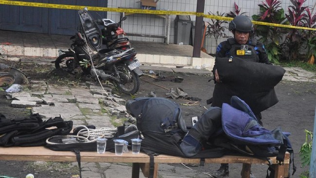 Layanan mikroblog Twitter diramaikan kicauan dengan tanda pagar #RIPIntan dan Intan Olivia Marbun.