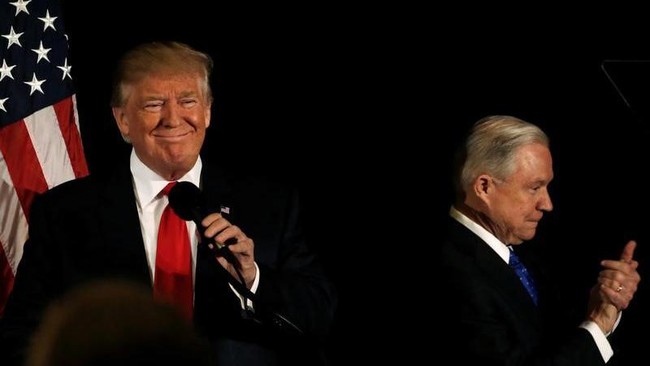 Presiden terpilih Amerika Serikat Donald Trump memiliki banyak koleksi mobil mewah. Namun, ia tak lagi bisa berkendara, dengan status POTUS.