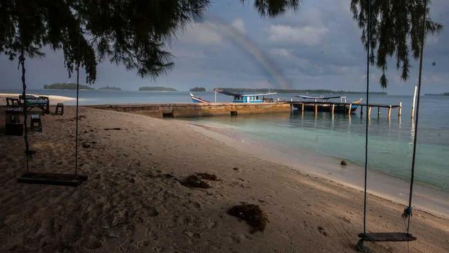 Akibat tumpahan minyak di Karawang, sebagian perairan di Kepulauan Seribu seperti Pulau Bidadari, Pulau Onrus, Pulau Kelor, Pulau Untung Jawa terkena dampaknya.