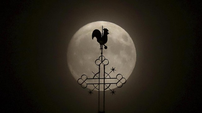 Mengabadikan fenomena supermoon dari bidikan kamera DSLR dan ponsel seakan suatu keharusan untuk peristiwa langka yang terlihat mulai pukul 15.09 WIB.