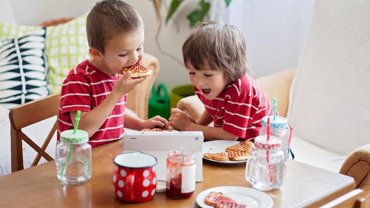 Terkait kegiatan makan anak, ada jadwal dan menu makanan si kecil yang perlu Bunda tahu. Yuk simak.